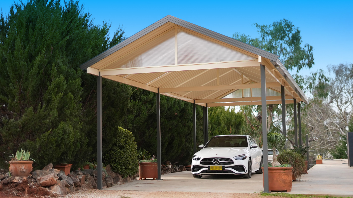 Indoor Outdoor louvred room with a Spanlite in the patio roof