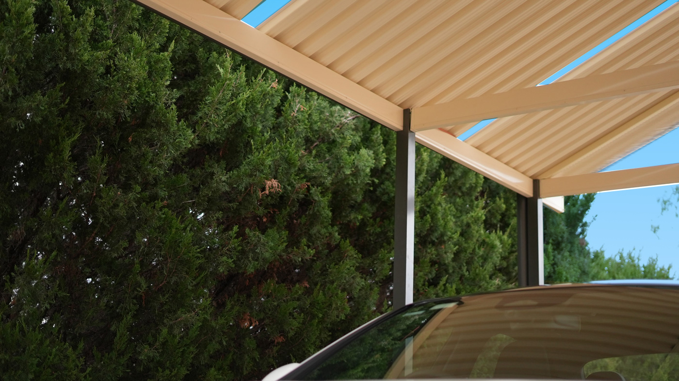Indoor Outdoor louvred room with a Spanlite in the patio roof